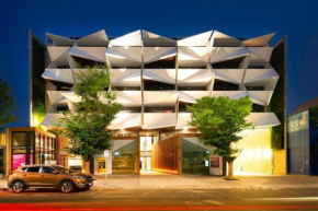 Modern 2 BR Apartment at City with Free Parking, Canberra